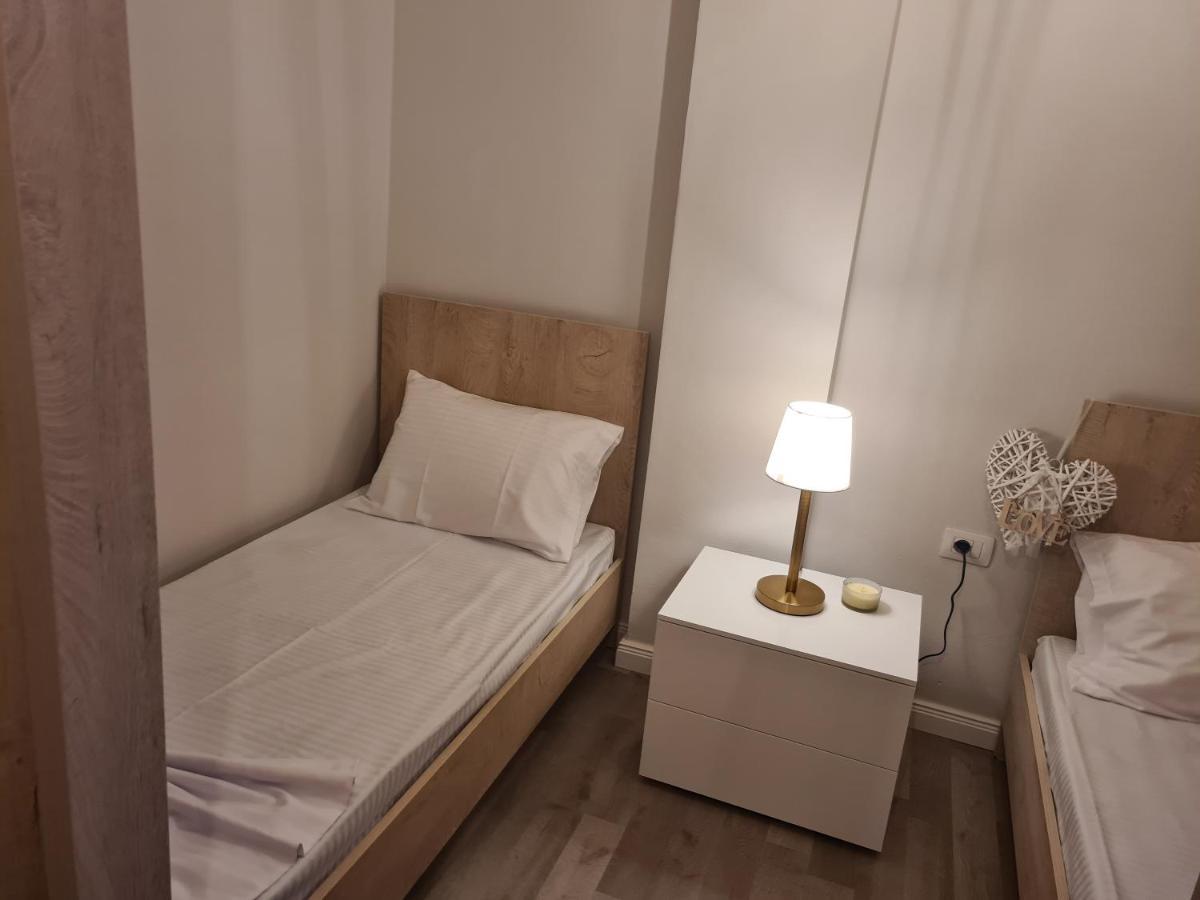 Old Beach Apartment Vlora Kültér fotó